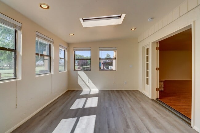 Building Photo - Home in Antelope Hills!