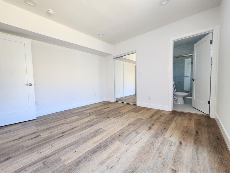 Building Photo - 543 N Kingsley Dr