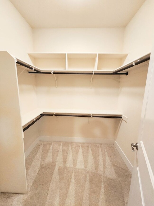 Building Photo - Modern 3 bed 2.5 bath townhome