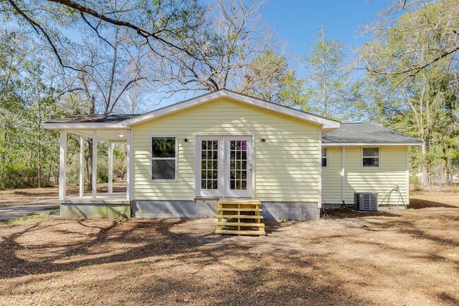 Building Photo - Newly Renovated Home on 1 Acre Lot in Sout...