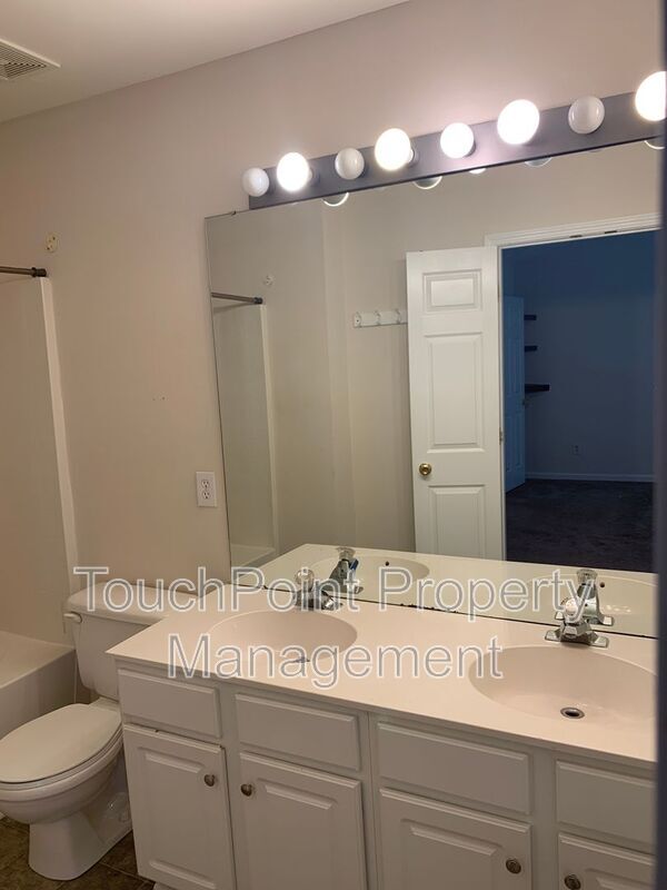 Building Photo - 3262 Mannington Dr