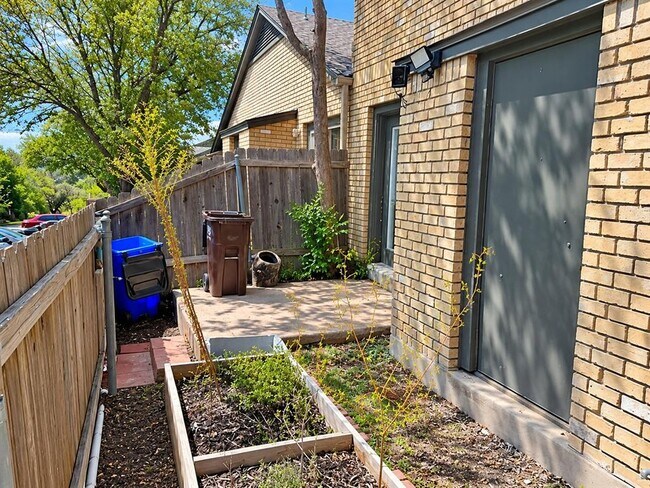 Building Photo - 1015 E Yager Ln
