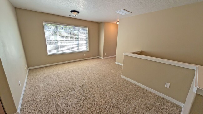 Building Photo - 2 bedroom 2.5 bath townhouse