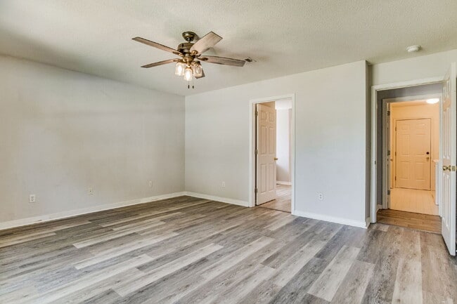 Building Photo - Welcome to your dream home! This stunning 4-bedroom, 3-bathroom residence is perfectly situated n...