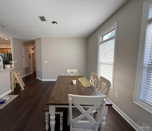 Building Photo - 1313 E Strong St