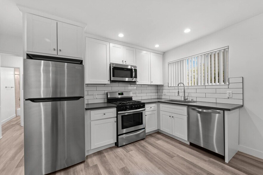 Building Photo - 925 W 30th St