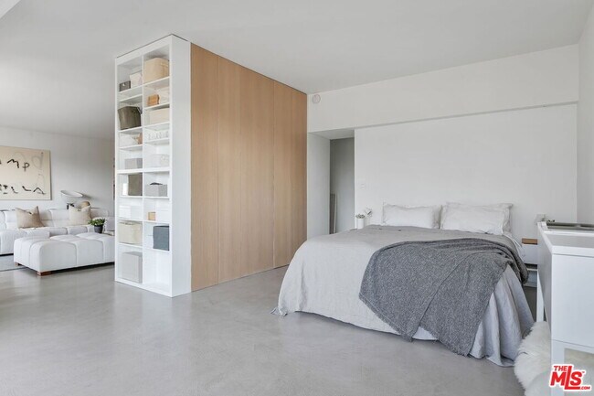 Building Photo - 999 N Doheny Dr