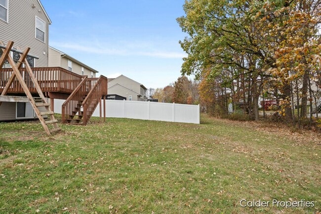 Building Photo - 5686 E Falling Leaf Dr SE