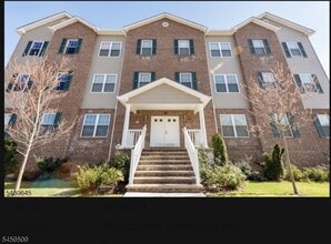 Building Photo - 92 Willow St