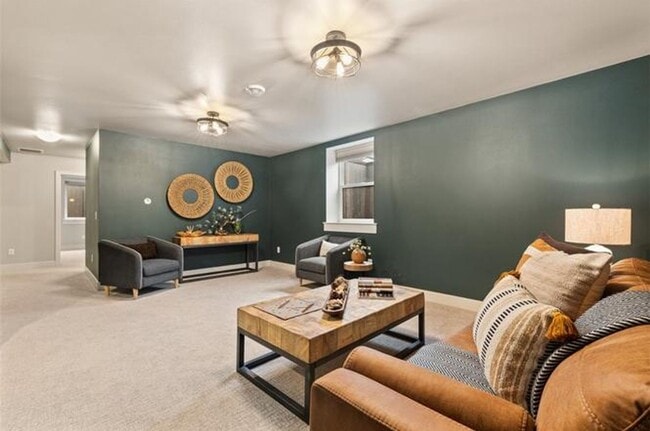 Building Photo - 4 Bed / 3 Bath Home in Silver Creek Estates (West End)