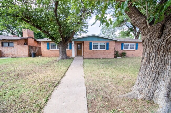 Primary Photo - Spacious 3-bedroom home!