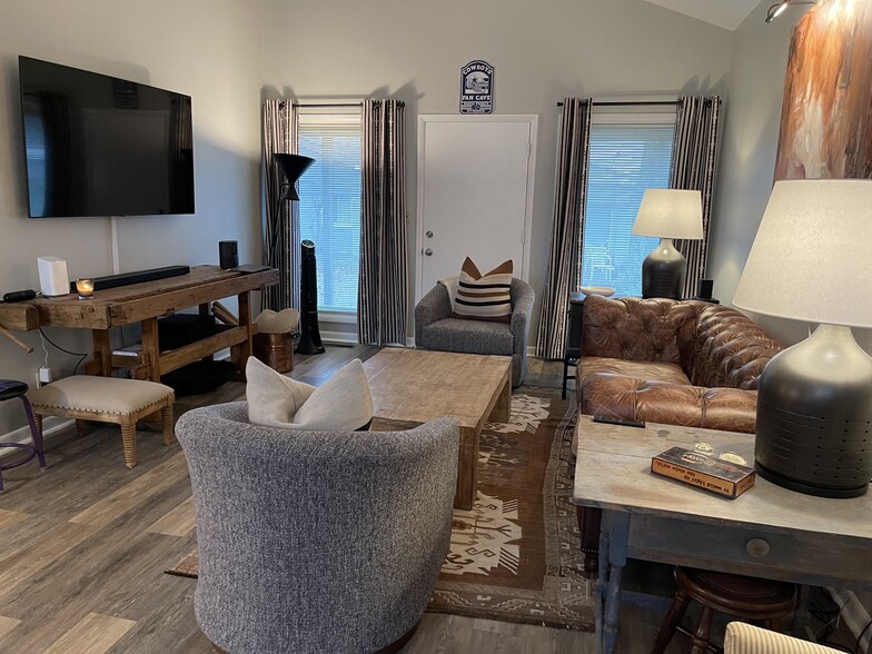 Living room -Large - 1900 Richard Jones Rd