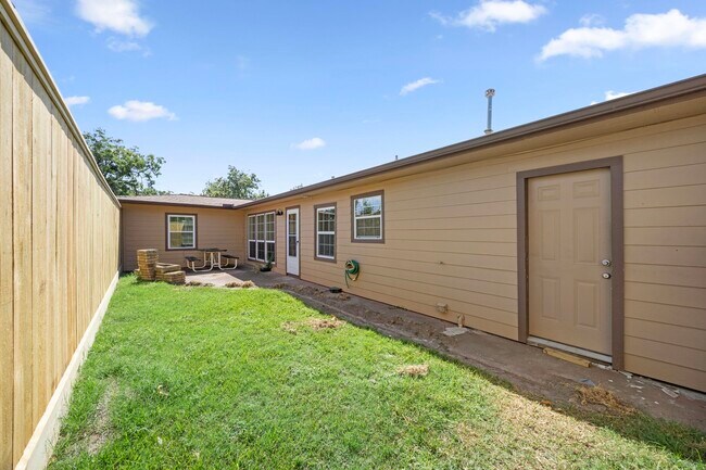 Building Photo - 1726 Wycliffe Dr