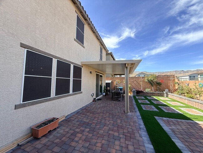 Building Photo - Gated NW community 5Bed