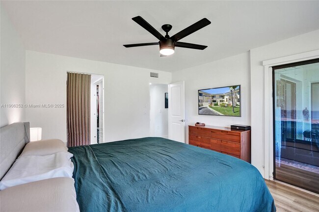 Building Photo - 8137 NW 17th Manor