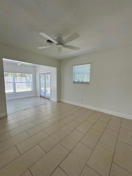 Building Photo - 110 N Las Olas Dr