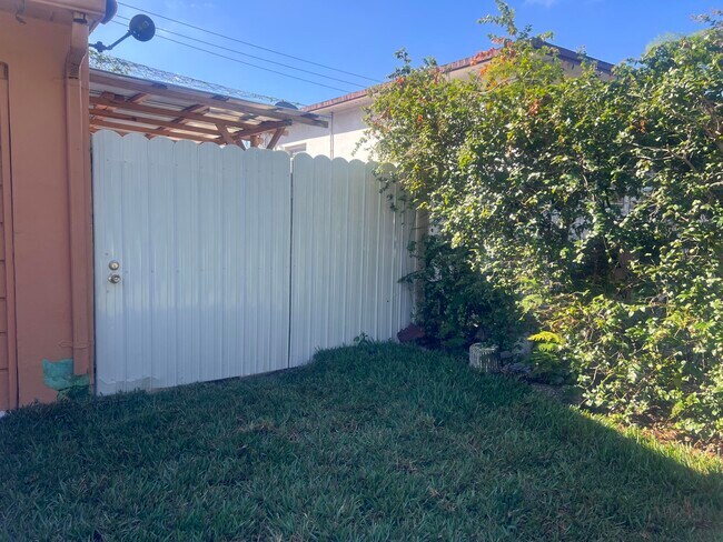 Building Photo - 210 W 60th St