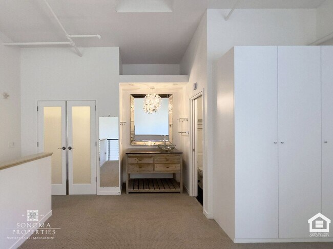 Building Photo - Modern 1BD/2BA Loft Just Minutes from Down...