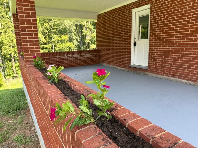 Building Photo - 369 Pleasant Hill Rd
