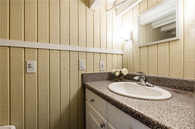 Building Photo - 1022 Reeder Cir NE