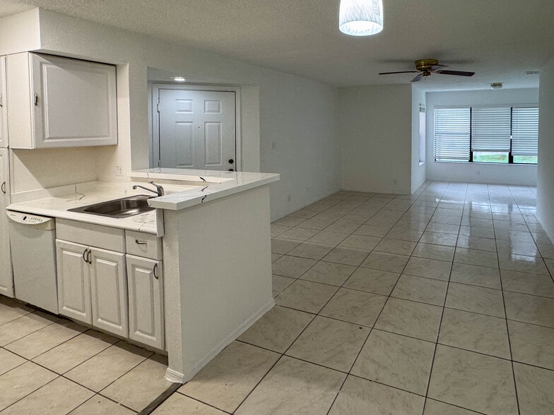 Building Photo - 2866 S University Dr