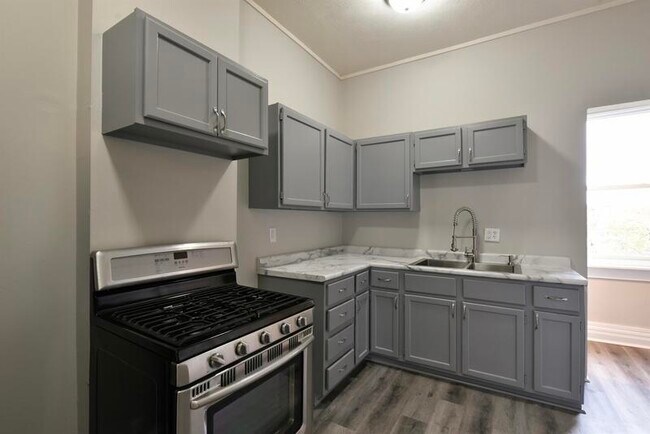 Building Photo - 530 S 30th St