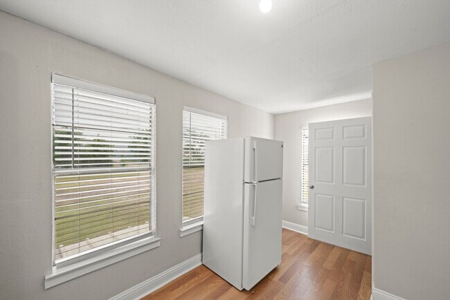 Building Photo - 303 Linwood St