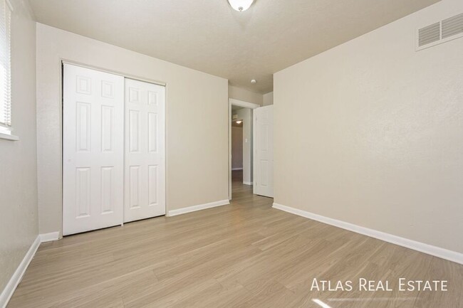 Building Photo - Nice 3 Bedroom ready for you to move in! W...