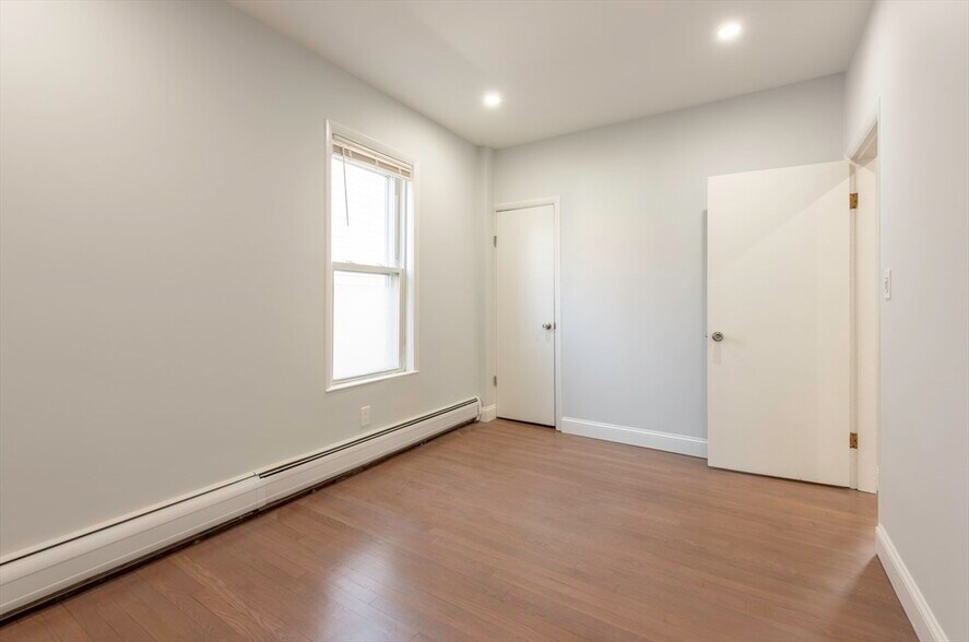 Building Photo - 108 Byron St