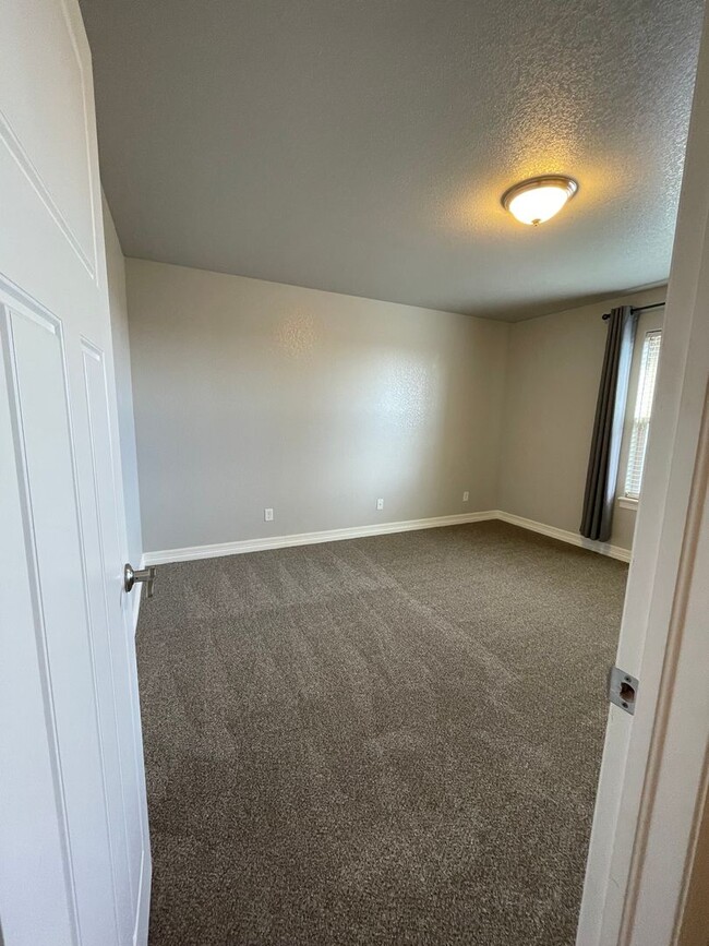 Building Photo - Start a Lease by 2/28/25 and pay $2,800 fo...