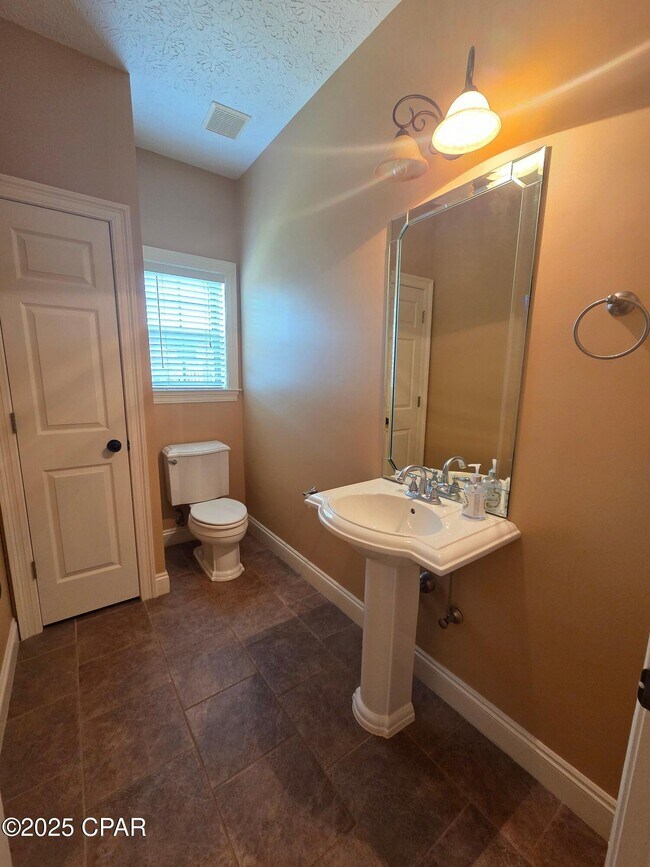 Building Photo - 3401 Hillcrest Dr