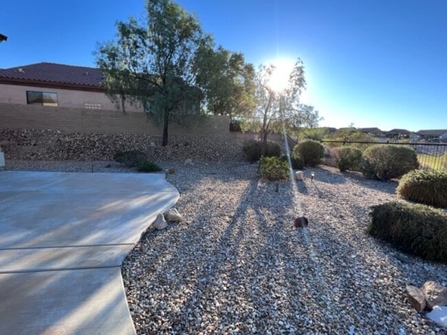 Building Photo - 3 Bed 2 Bath Golf Gated Community Pet Friendly,Boat Garage. Bullhead Parkway