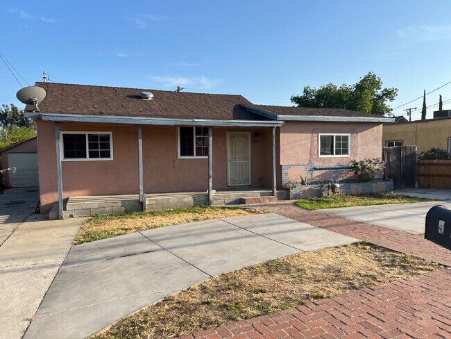 Building Photo - LARGE Lot - Nearly half acre.  Perfect for animals or gardening.  Updated interior, New Gas Range...
