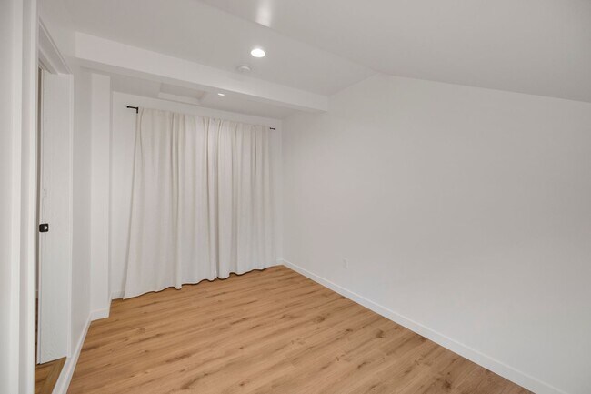 Building Photo - 404-406 SW Elmwood Ave