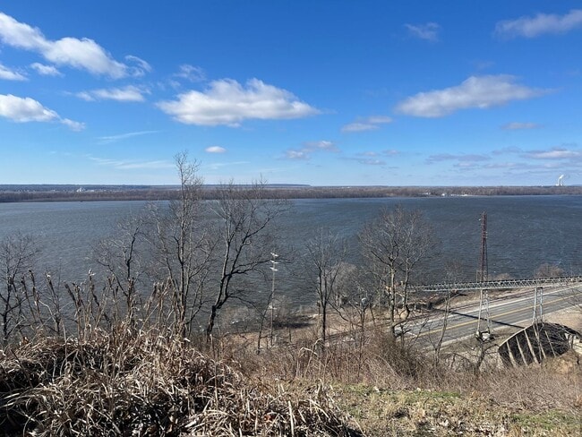 Building Photo - Beautiful 3 bedroom with river views