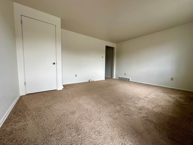 Building Photo - Spacious 2BR Townhome with Washer and Dryer Hook-ups & Yard! Call us Today for a Showing!