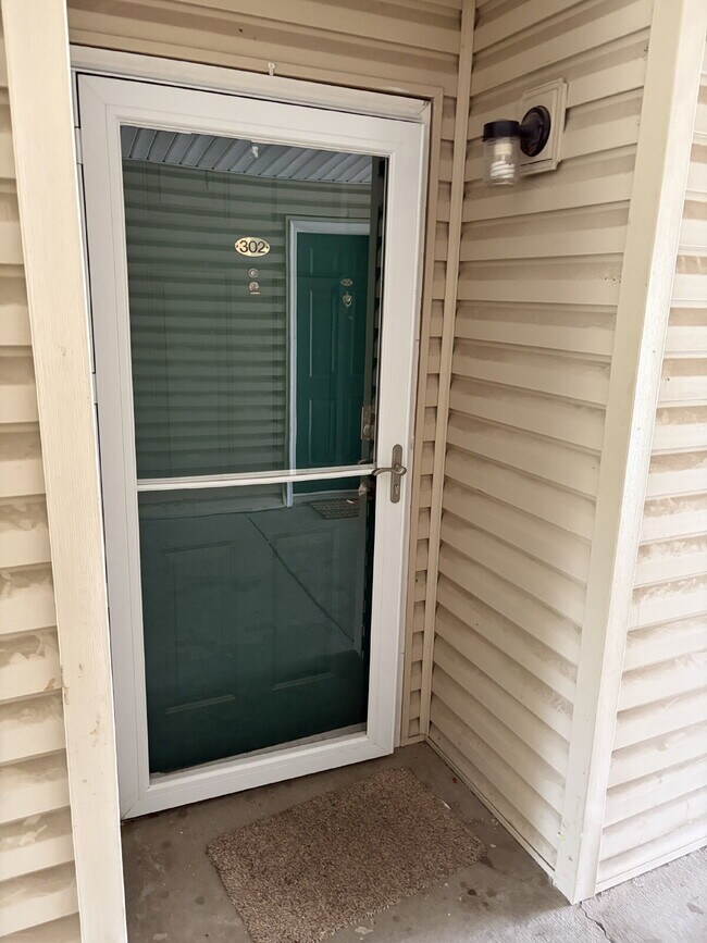 Building Photo - One Month Free with 12-Month Lease, Rent-Top-Floor 3 Bed, 2 bath Condo
