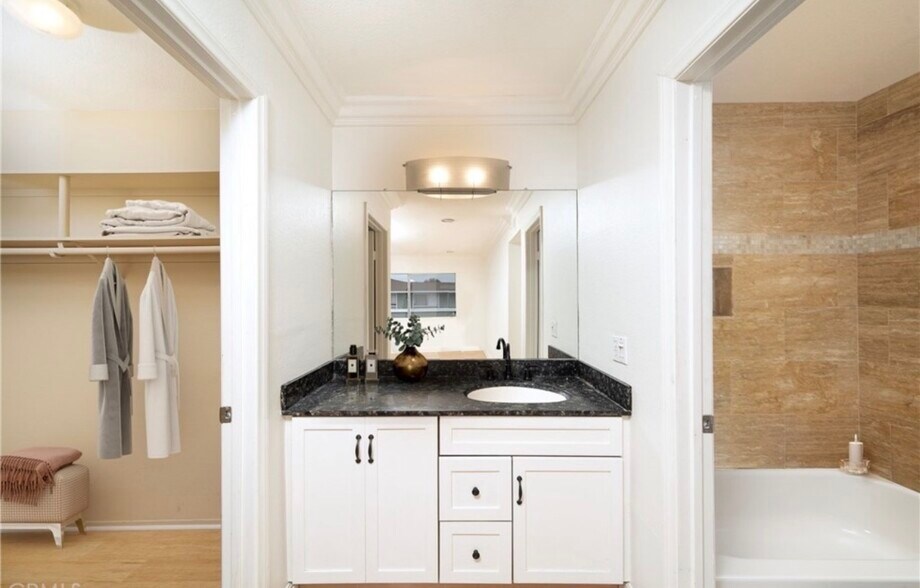 Building Photo - 25957 Via Pera