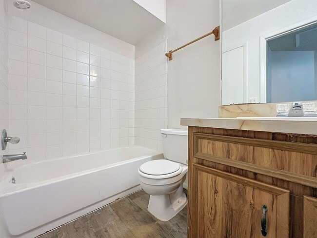 Building Photo - Carmel Oaks Townhome style Condo in Orlando