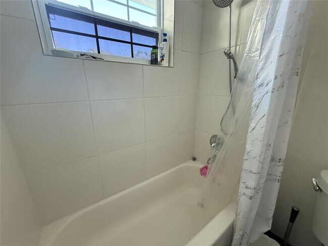 Building Photo - 421 NE 11th St