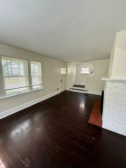 Building Photo - 3370 Lownesdale Rd