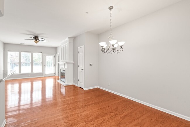 Building Photo - 2 Bed, 2 Bath in the Heart of Ballantyne!