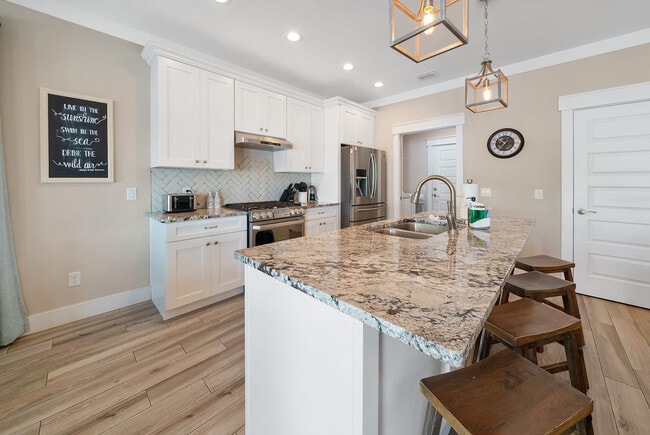 Building Photo - 121 Christmas Tree Ln