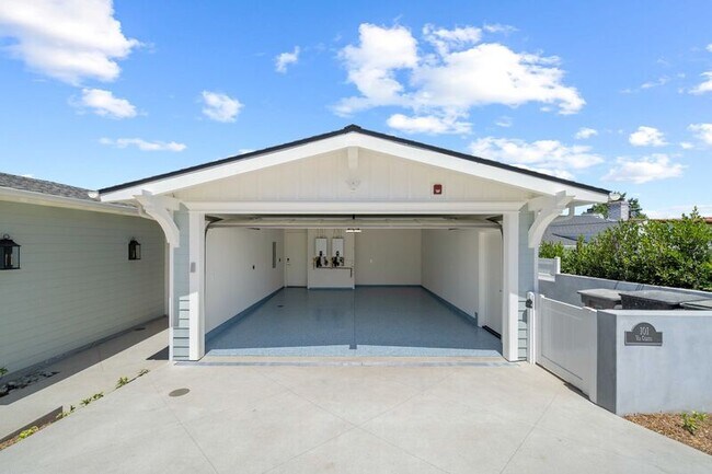 Building Photo - 101 Vía Colusa