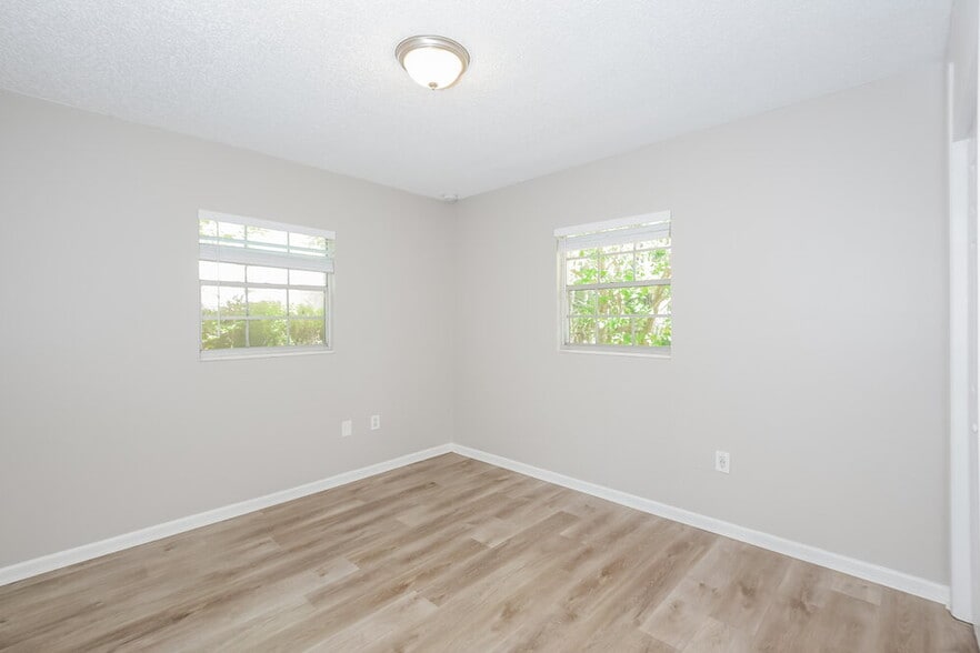 Building Photo - 923 N Grove St