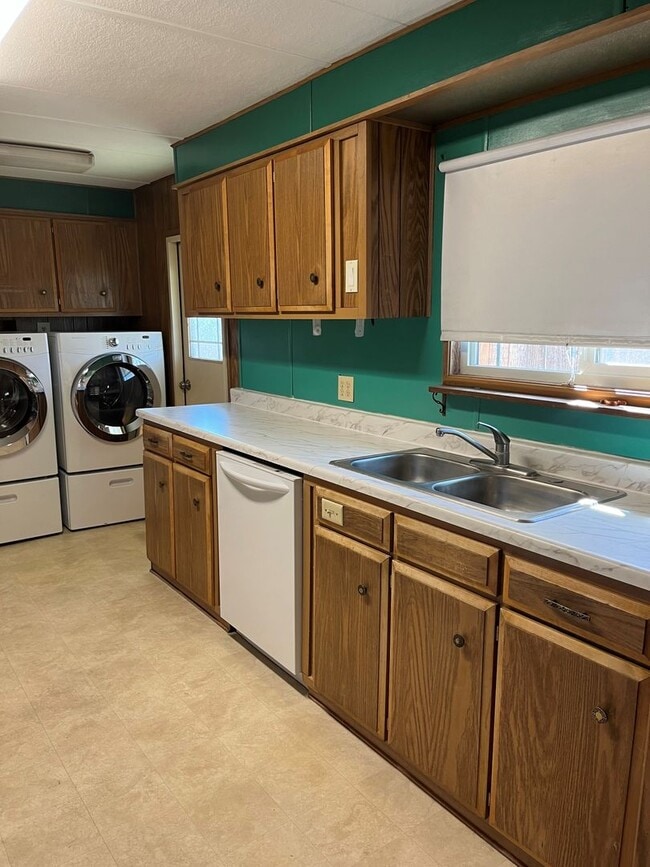 Building Photo - 3 Bedroom in Suburbs