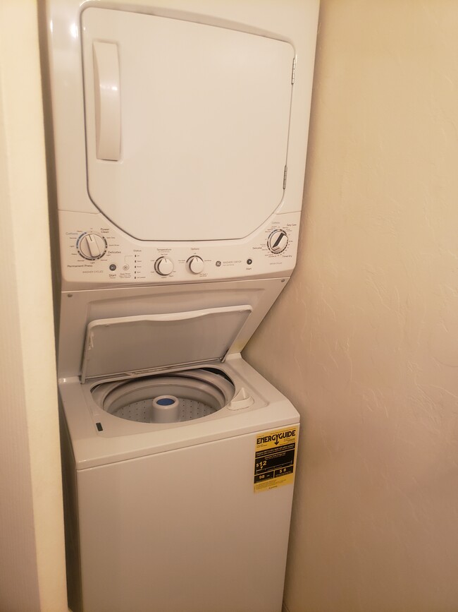 in unit washer/dryer - 1133 E Elm St