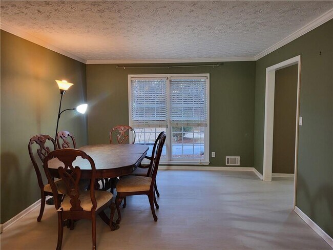 Building Photo - 2990 Riverbend Dr