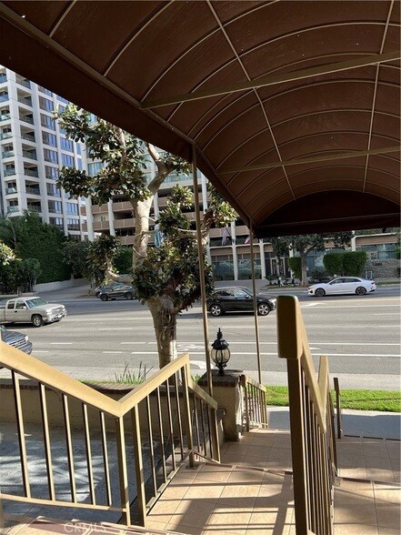 Building Photo - 10747 Wilshire Blvd