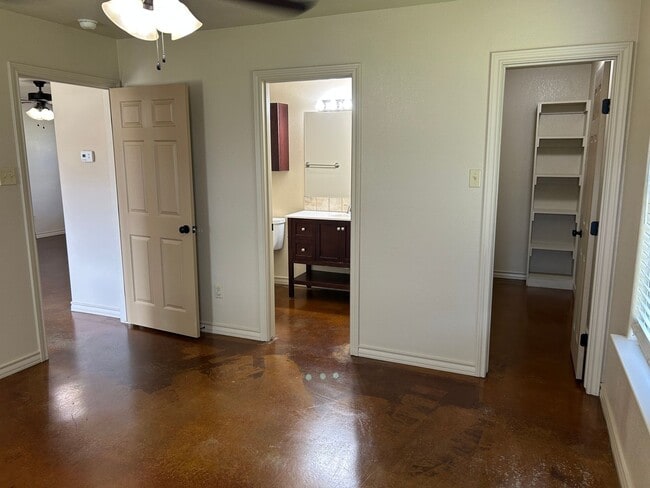 Building Photo - Cozy 2 Bed 2 Bath Home